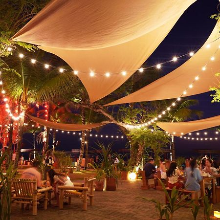 Potato Head Suites & Studios Seminyak Exterior foto The restaurant at night