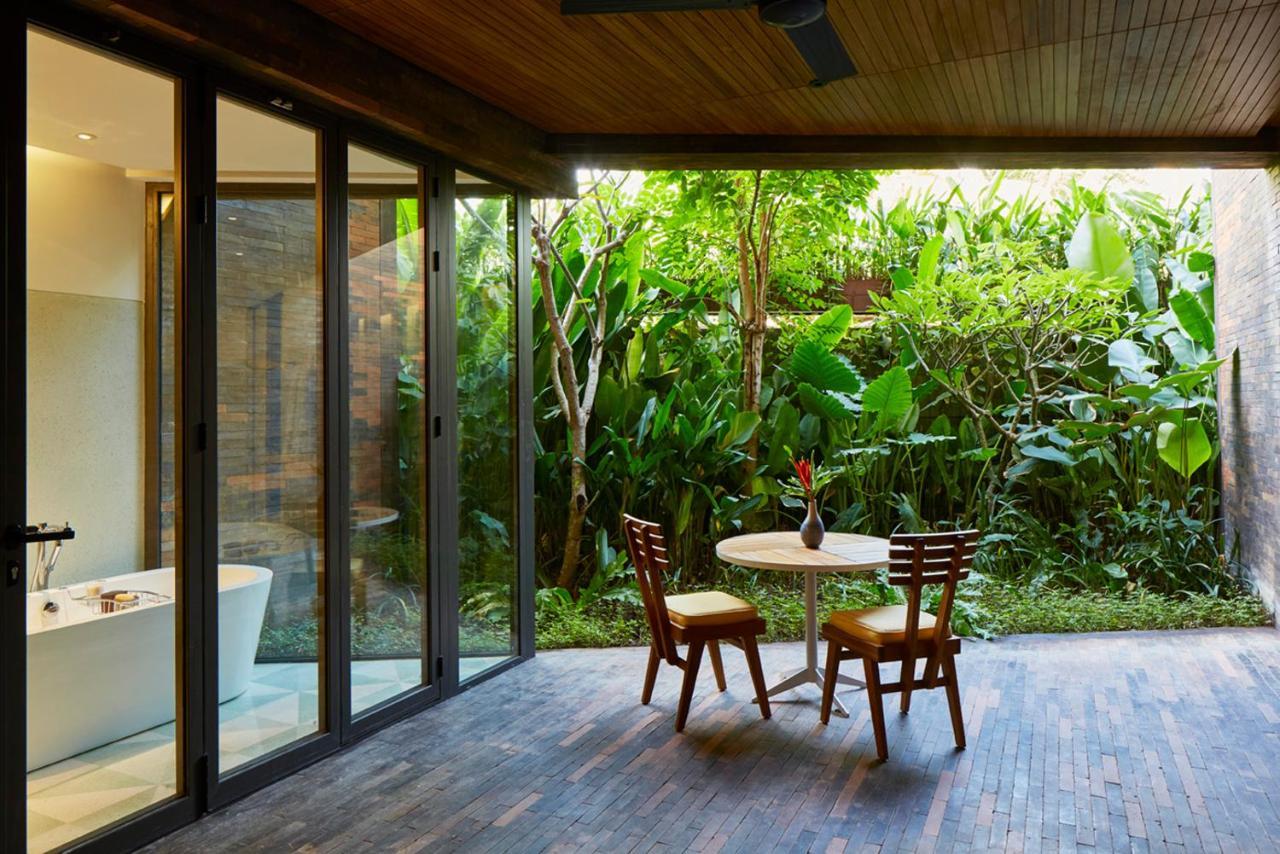 Potato Head Suites & Studios Seminyak Exterior foto A private garden at the hotel