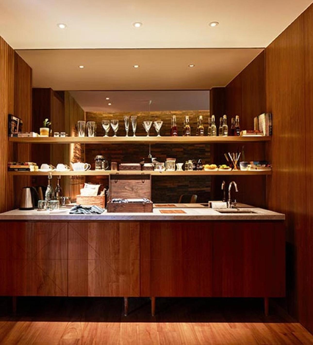 Potato Head Suites & Studios Seminyak Exterior foto A wet bar in a hotel room