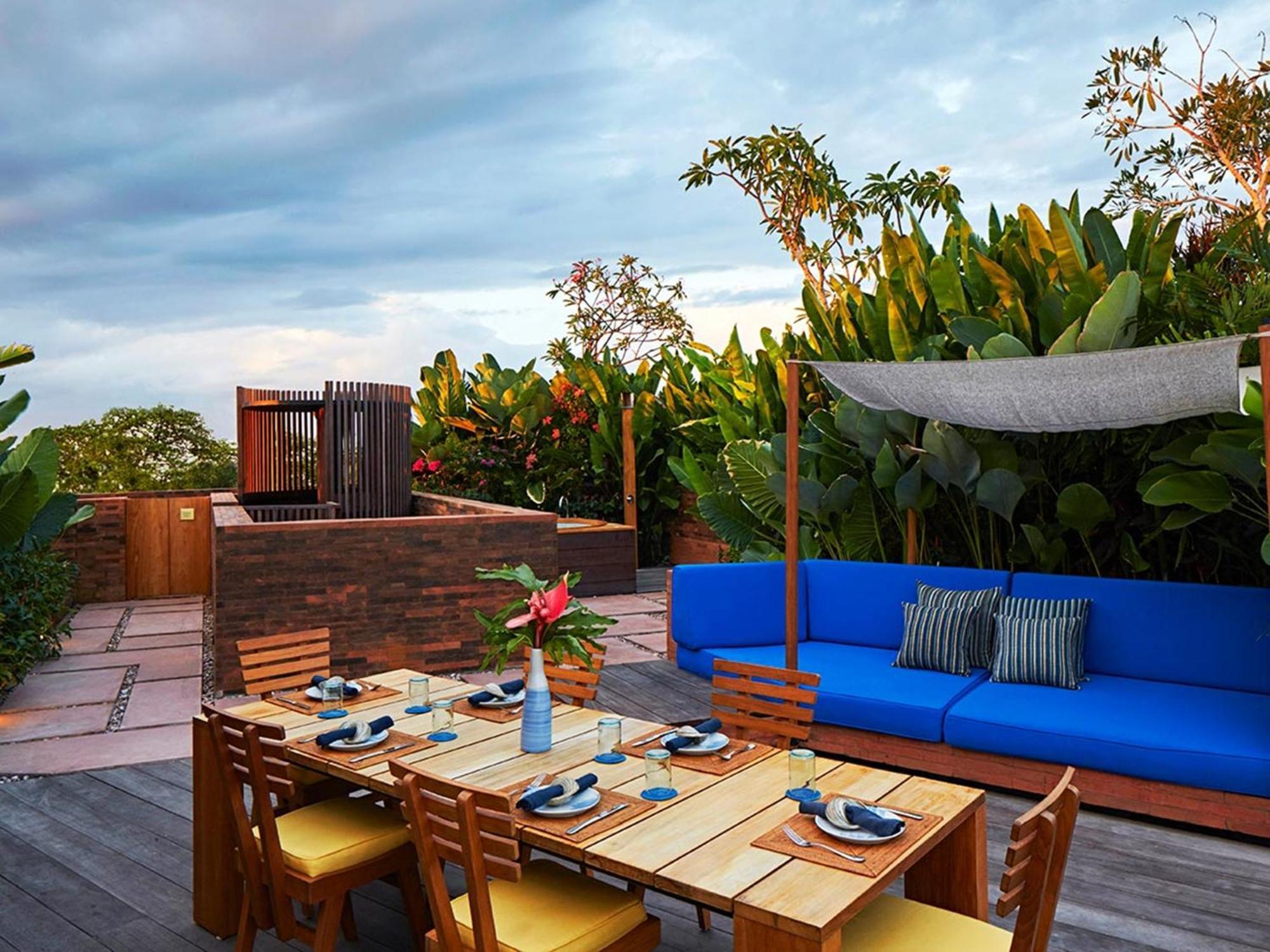 Potato Head Suites & Studios Seminyak Exterior foto The rooftop bar at the hotel