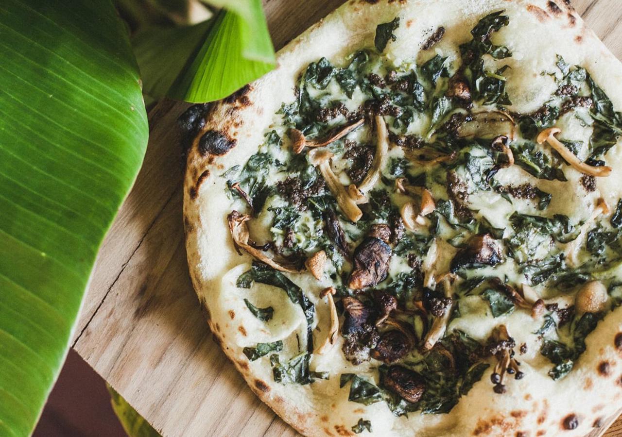 Potato Head Suites & Studios Seminyak Exterior foto A spinach and mushroom pizza